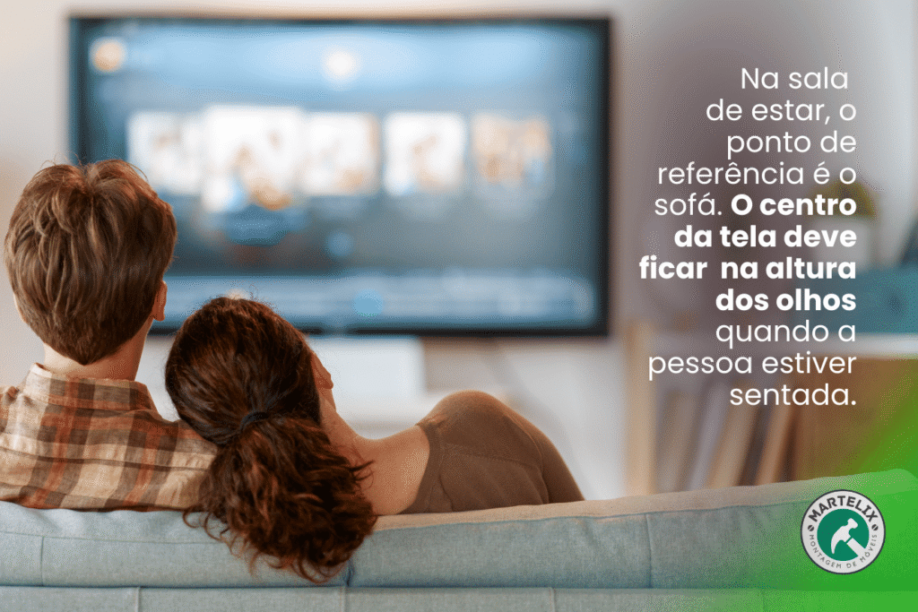 Casal assistindo TV instalada por um montador Martelix.