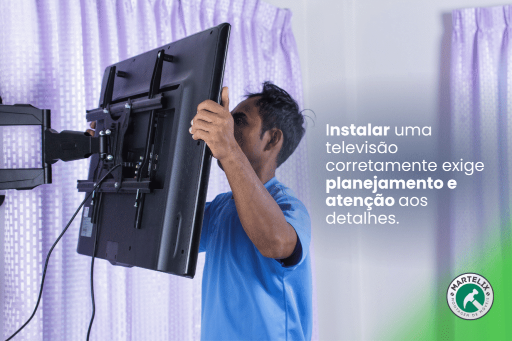 Montador Martelix instalando TV.