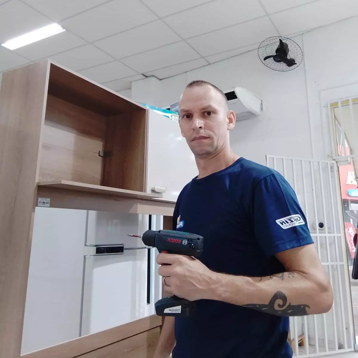 Montador de móveis profissional Douglas realizando montagem de móveis com atendimento especializado