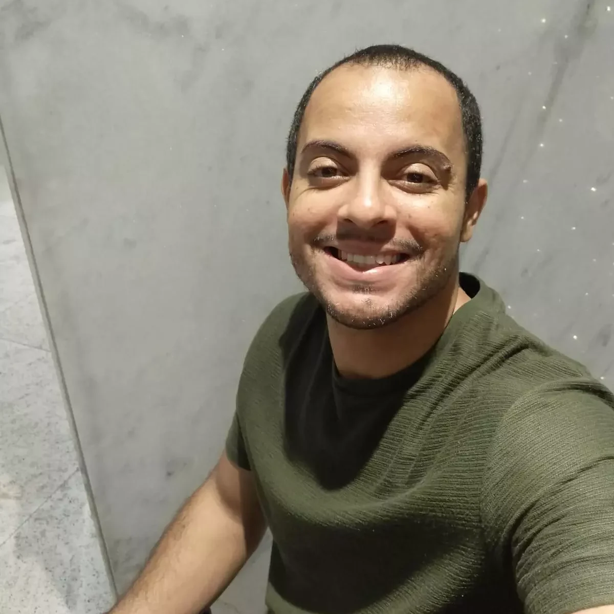 Montador de móveis profissional Jamesson realizando montagem de móveis com precisão e segurança