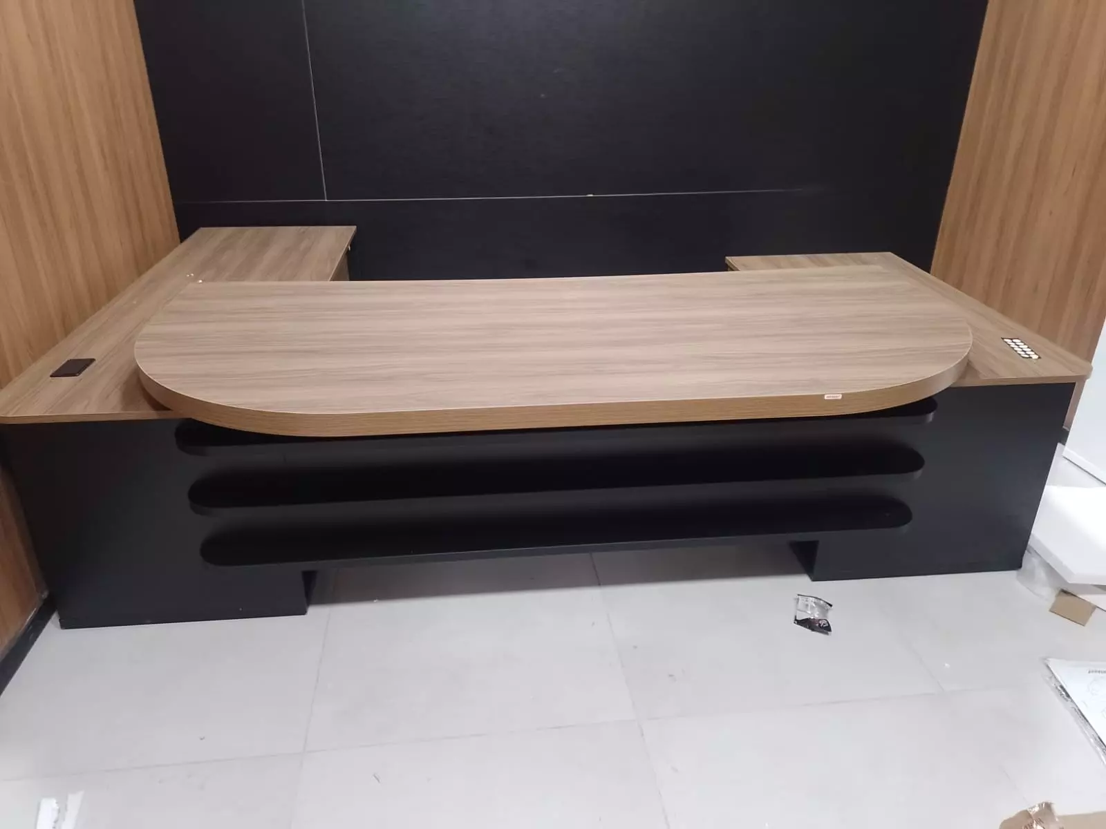 Montador Jamesson realizando montagem de mesa de escritório no Sudoeste DF