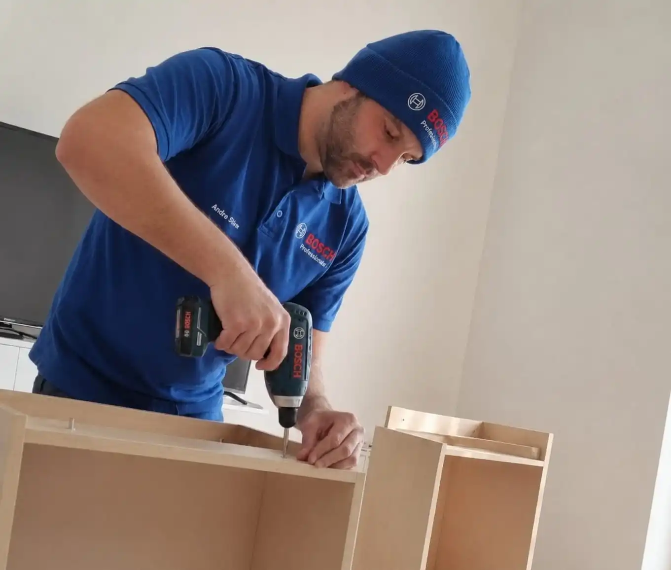 Montador de móveis Antonio realizando a montagem de um móvel.