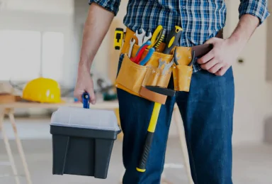 Homem com uma maleta na mao e um cinto com ferramentas