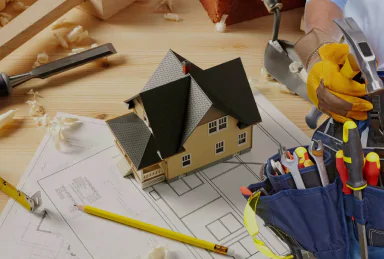Uma maquete em uma mesa de um ambiente de reforma