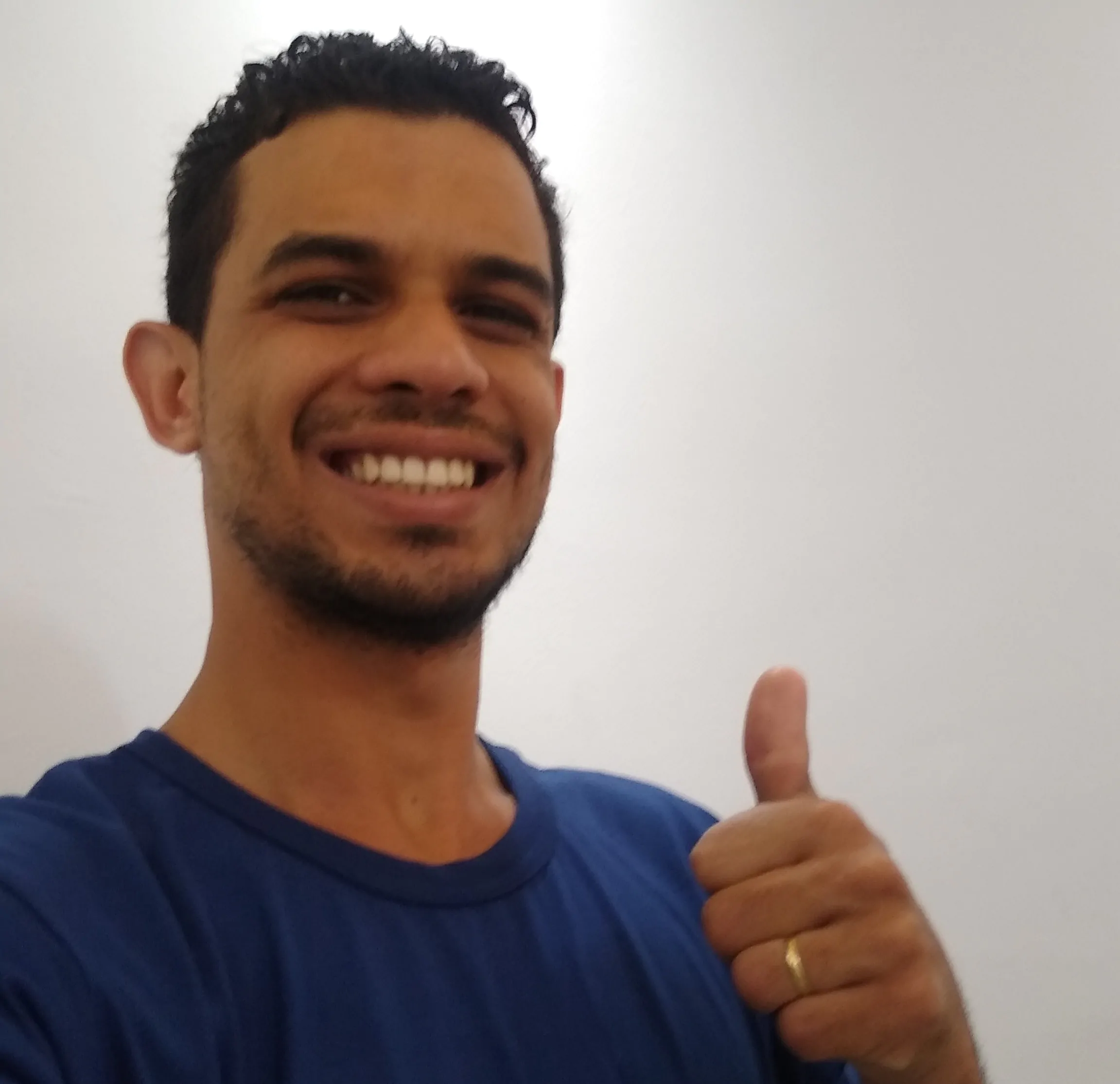 Montador de móveis em Contagem/MG fazendo sinal de positivo